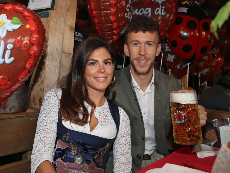 Igrači Bayerna sa suprugama i djevojkama uživaju na Oktoberfestu