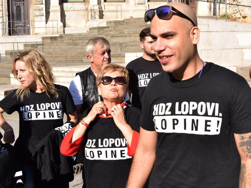 Pula: Na Portarati dijelili majice s natpisom HDZ lopovi, lopine!