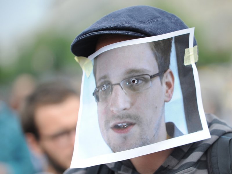 2013: Edward Snowden objavio povjerljive dokumente koji dokazuju tajni pristup društvenim mrežama