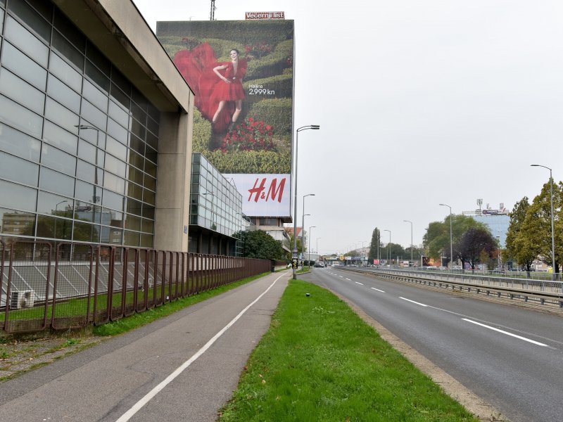 Vjesnikov neboder prekriven reklamom za nadolazeću H&M kampanju