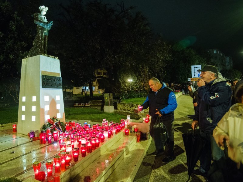 Split: Paljenjem svijeća u organizaciji Grada i Koordinacije braniteljskih udruga, ispred spomenika "I u mom gradu Vukovar svijetli"