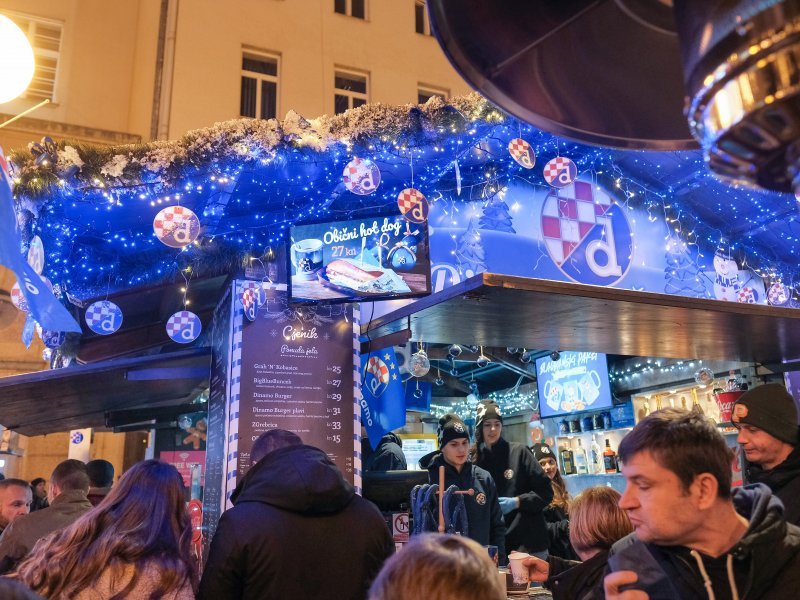 Prva momčad Dinama izazvala veliku gužvu na adventskoj kućici 'Dinamova čarolija'