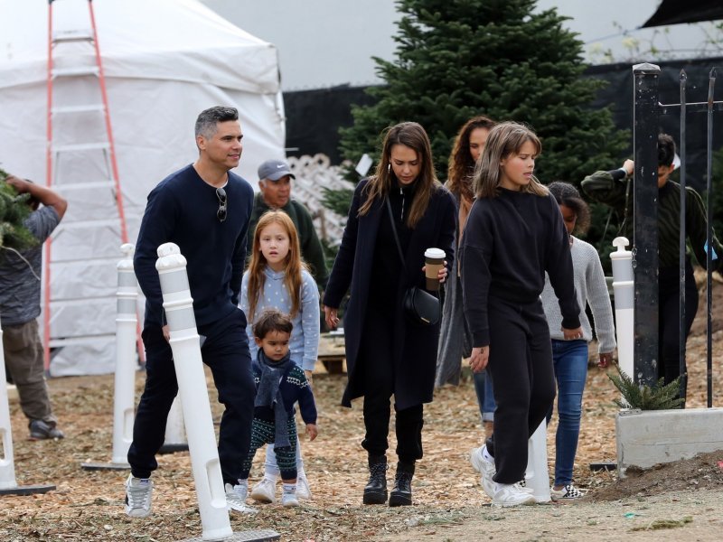 Jessica Alba s obitelji kupuje božićno drvce
