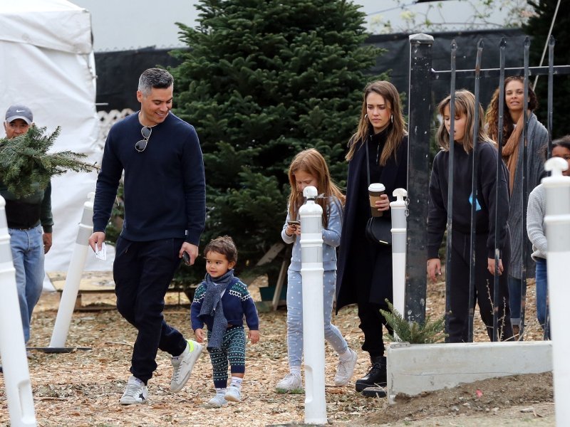 Jessica Alba s obitelji kupuje božićno drvce