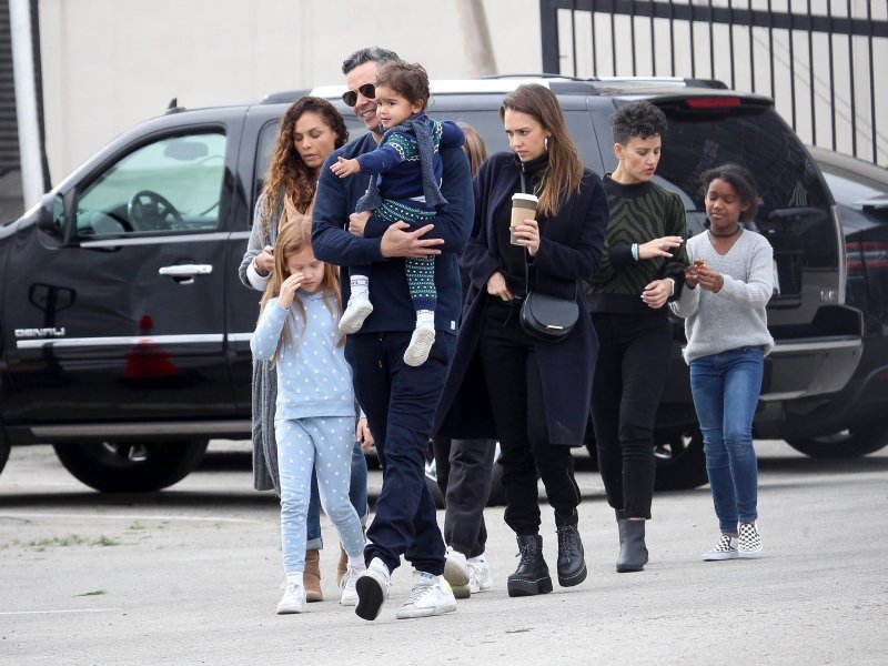 Jessica Alba s obitelji kupuje božićno drvce