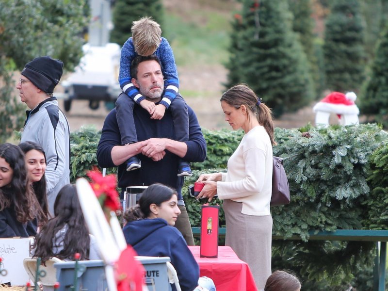 Ben Affleck i Jennifer Garner s djecom kupuju božićno drvce