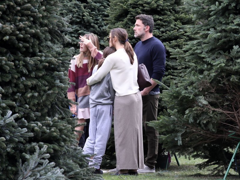 Ben Affleck i Jennifer Garner s djecom kupuju božićno drvce