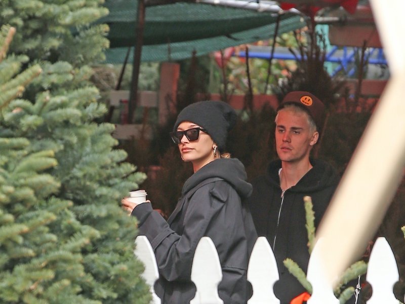 Hailey Baldwin i Justin Bieber kupuju božićno drvce