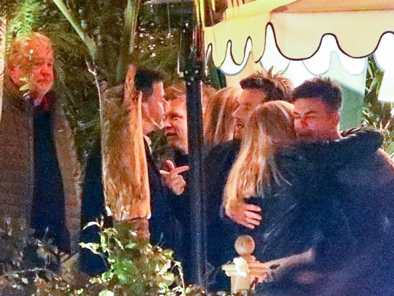 Jennifer Aniston u društvu komičara Jimmyja Kimmela i glumca Jasona Batemana