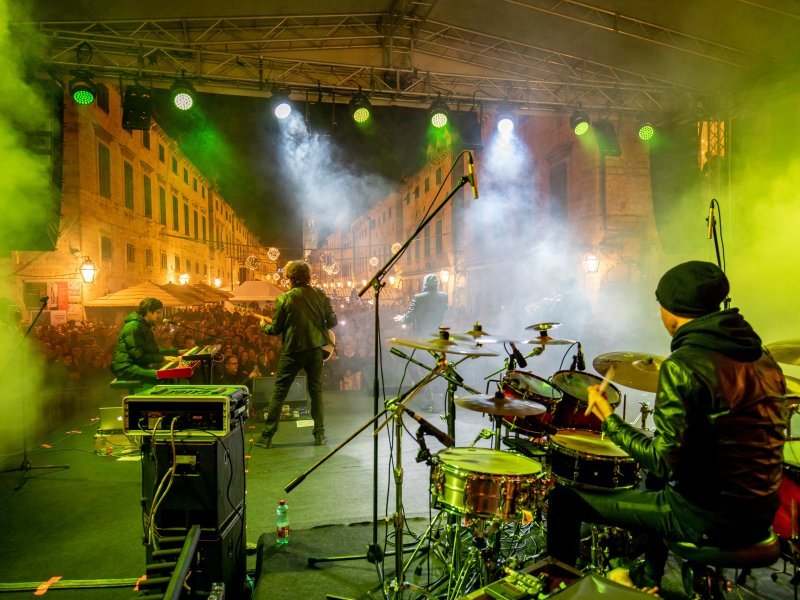 U sklopu Dubrovačkog zimskog festivala Gibonni održao koncert na Stradunu