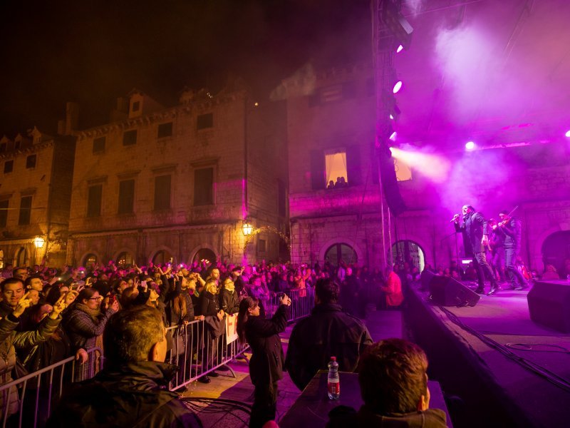 U sklopu Dubrovačkog zimskog festivala Gibonni održao koncert na Stradunu