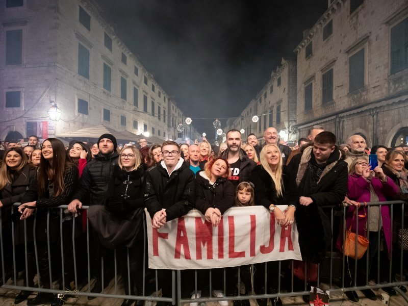 U sklopu Dubrovačkog zimskog festivala Gibonni održao koncert na Stradunu