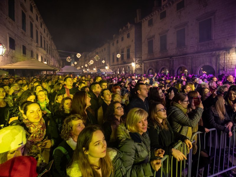 U sklopu Dubrovačkog zimskog festivala Gibonni održao koncert na Stradunu