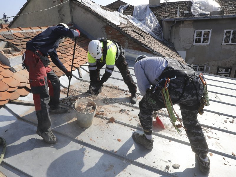 Zagreb: Volonteri saniraju uništene dimnjake na gradskim krovovima