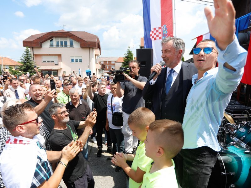 Fešta Domovinskog mosta Miroslava Škore nakon predaje kandidacijskih lista