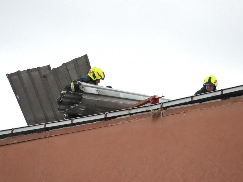 Zagreb: Jak vjetar dignuo limeni krov sa zgrade u Malešnici