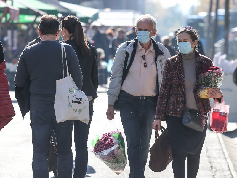 Uoči blagdana Svih svetih građani obilaze grobove najmilijih