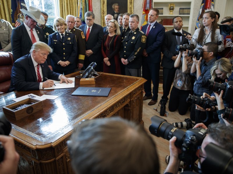Donald Trump potpisuje svoj prvi veto, blokira odluku parlamenta o ukidanju izvanrednog stanja na granici s Meksikom
