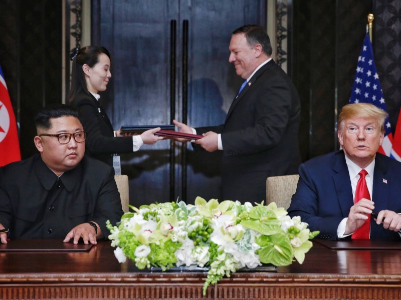 Donald Trump, Kim Jong-un, Mike Pompeo i Kim Yo-Jong