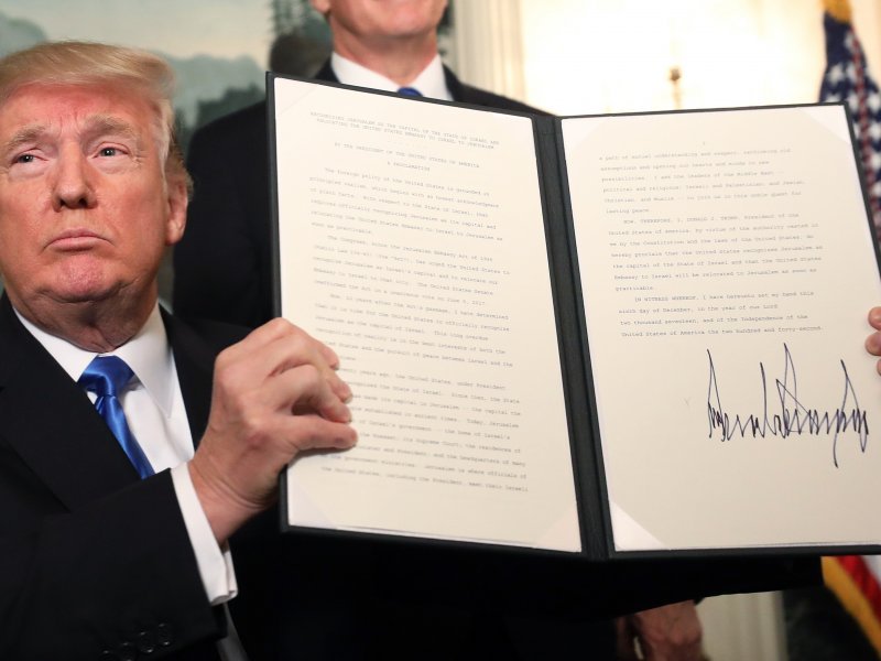Donald Trump potpisuje ukaz kojim priznaje Jeruzalem kao glavni grad Izraela