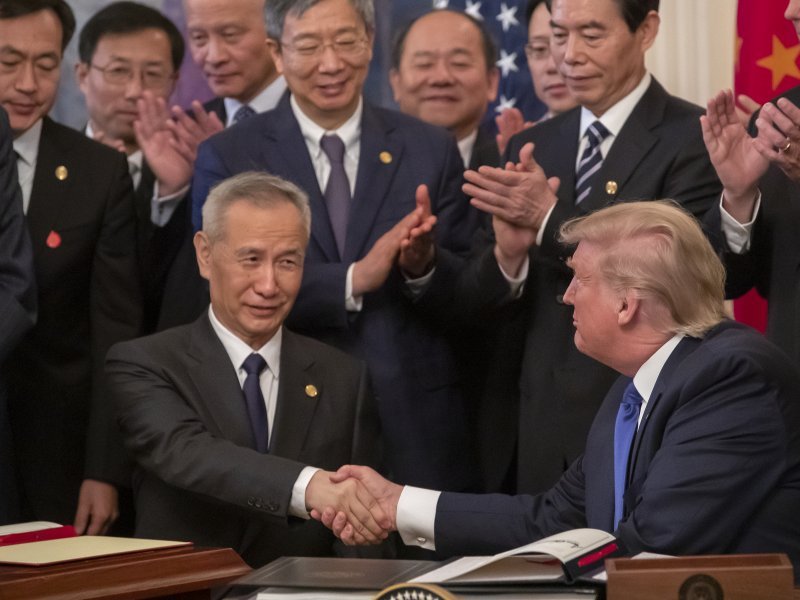 Donald Trump i zamjenik kineskog premijera Liu He potpisuju sporazum o trgovinskoj suradnji