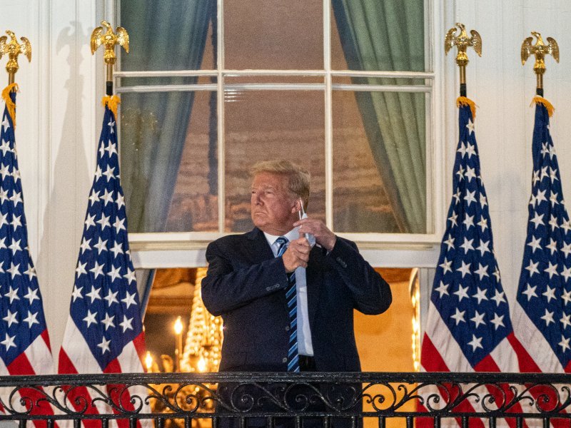 Donald Trump skida masku nakon povratka iz klinike Walter Reed gdje se liječio od koronavirusa