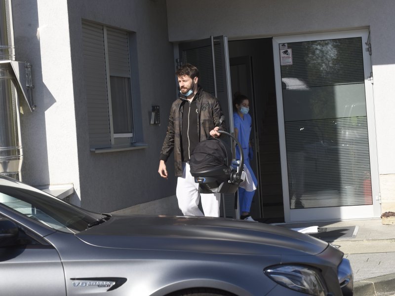 Bruno Petković došao po Ivu Šarić i svoju bebu u rodilište