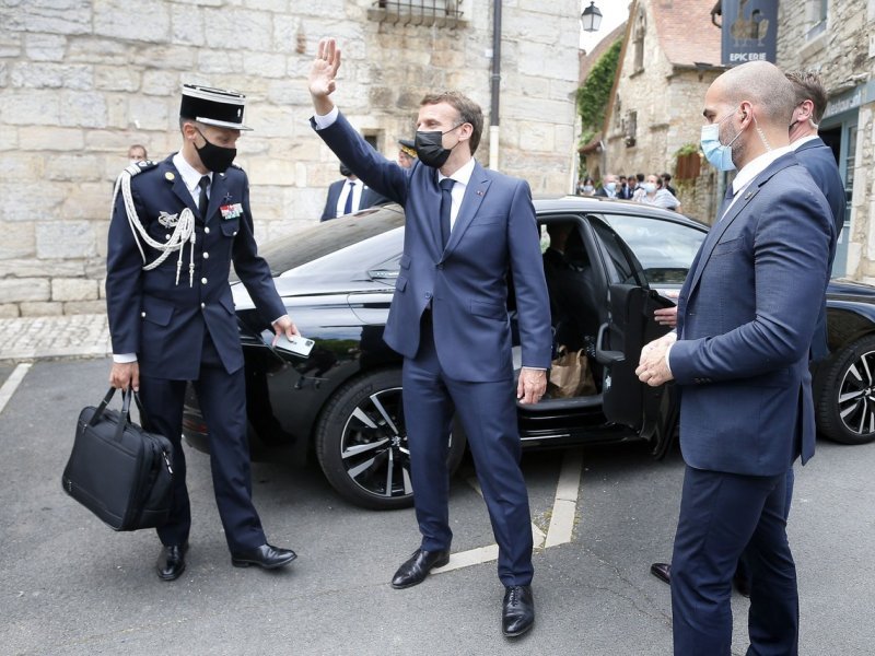 VIDEO Emmanuel Macron dobio pljusku pri obilasku regije ...