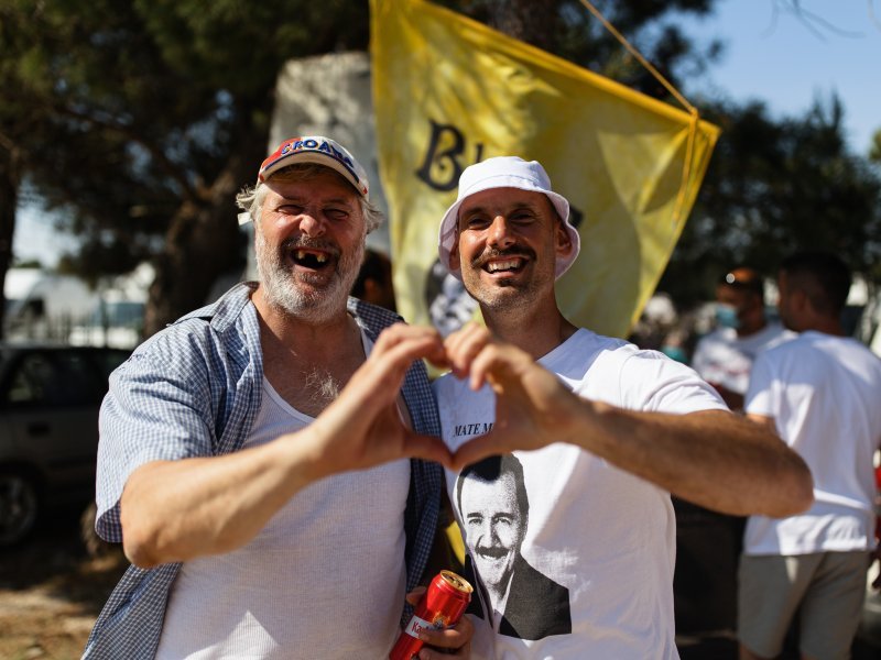 Enio Meštrović poznatiji kao Ričard prodaje majice na benkovačkom sajmu