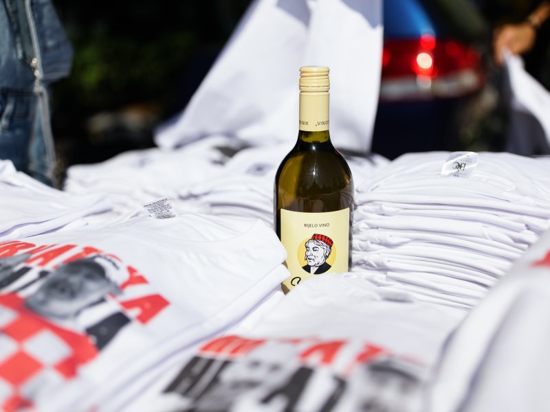 Enio Meštrović poznatiji kao Ričard prodaje majice na benkovačkom sajmu