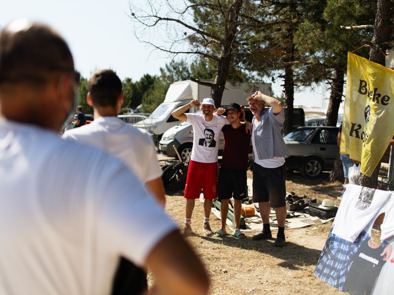 Enio Meštrović poznatiji kao Ričard prodaje majice na benkovačkom sajmu