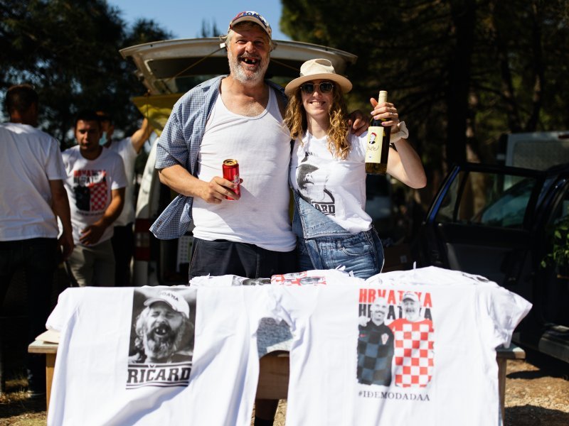 Enio Meštrović poznatiji kao Ričard prodaje majice na benkovačkom sajmu