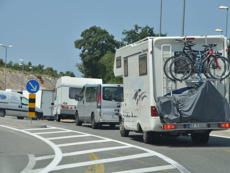 Čeka se na pojedinim graničnim prijelazima i do tri sata, a na A1 uočena je srna pa se vozači pozivaju na oprez - Vimarsana News