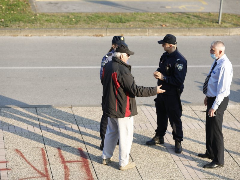 Zbog uklanjanja murala išarao pločnik ispred zagrebačkog poglavarstva