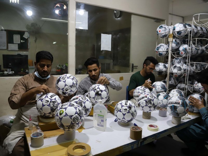 Match quality. Мяч футбольный Пакистан. Пакистан город Сиалкот футбольные мячи.
