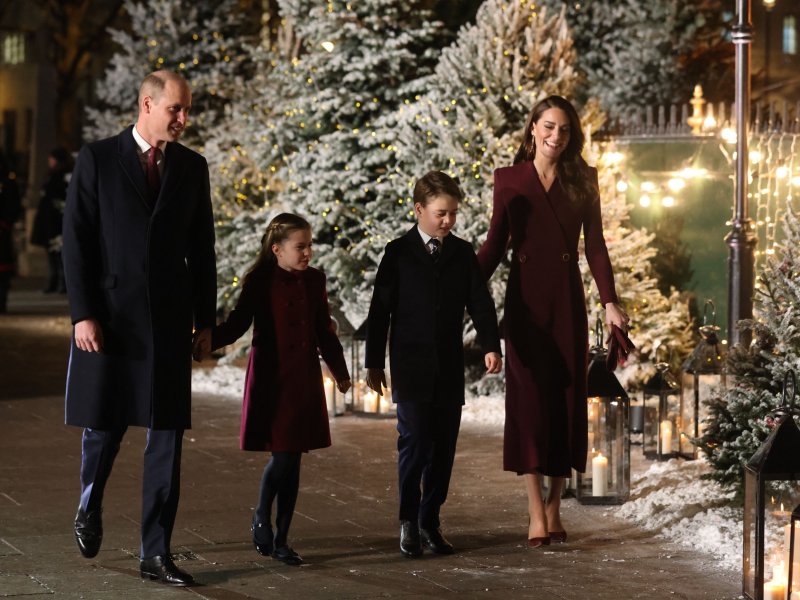 foto-vrsto-dr-e-i-za-ruke-charlotte-i-georgea-princ-william-i-kate