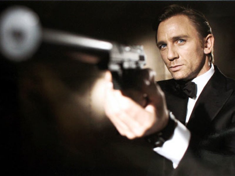 James Bond siktar med sin pistol