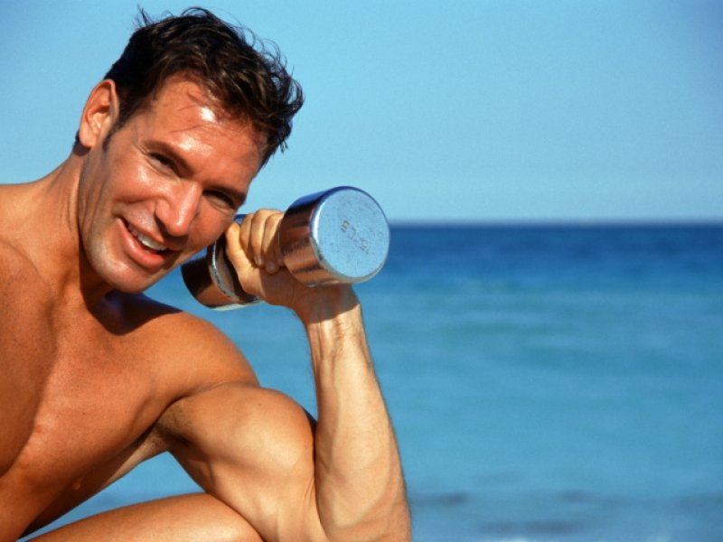 Здоровое питание. Здоровый человек. Парень завтракает. Красота и здоровье мужчины. Здоровое тело мужчины.