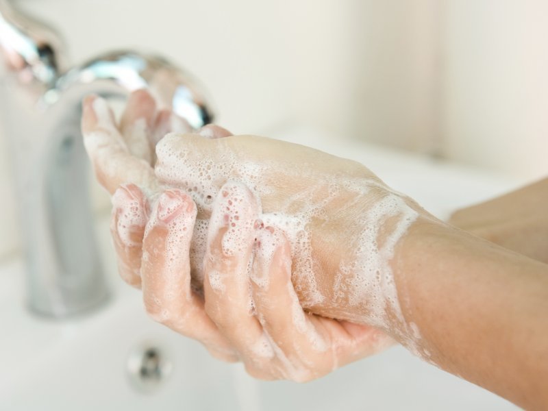 Руки после ванны. Мытье рук с маникюром. Мытье рук фото. Мыть руки и тело. Мытье рук под водой с маникюром.