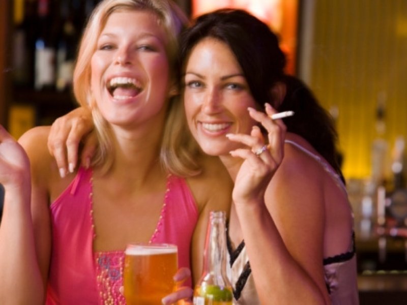 подруги в возрасте. группа женщин среднего возраста. подруги смеются. подружки 40. девушка смеется.