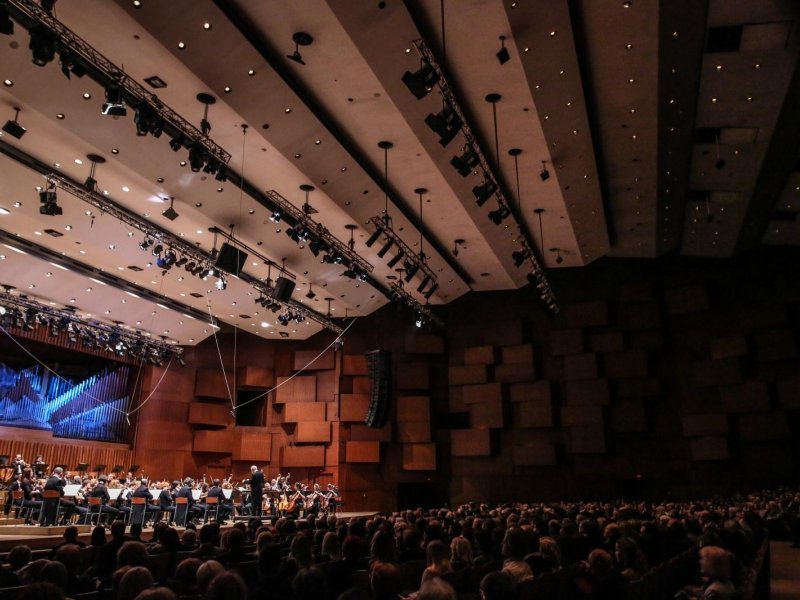 Koncert Zagrebačke filharmonije uz dirigenta Pavla Dešpalja i Ivu Pogorelića na klaviru