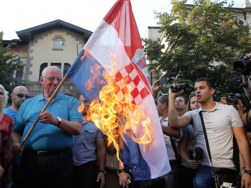 Šešelj osuđen na deset godina, no ne ide u zatvor