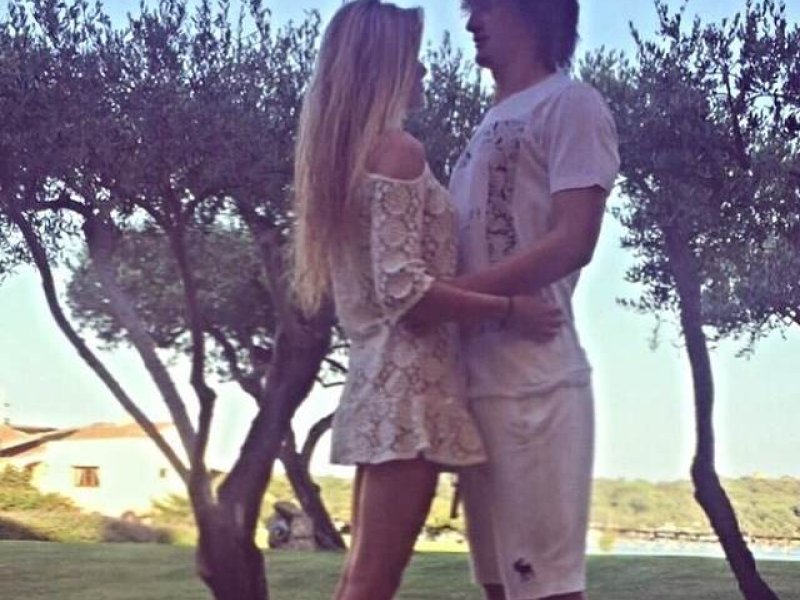 Tin Jedvaj u zagrljaju djevojke uživa na moru tportal