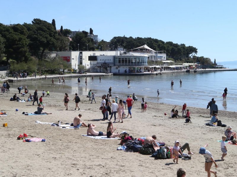 Split: Prekrasan sunčan dan privukao veliki broj ljudi na Bačvice