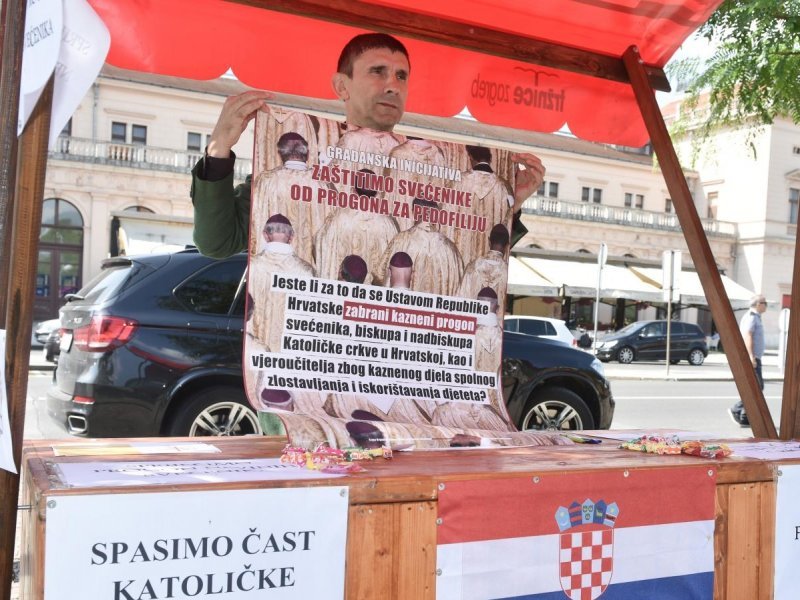 Performans Siniše Labrovića 'Zaštitimo svećenike od progona za pedofiliju'