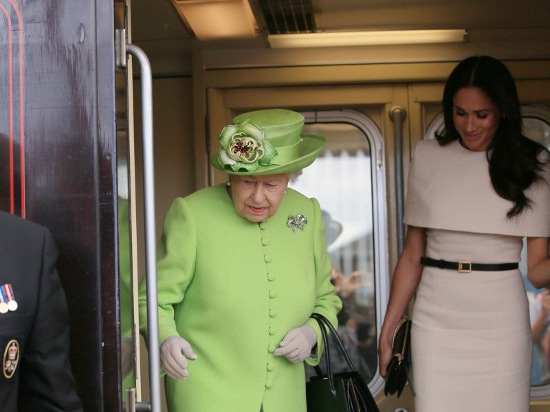 Rezultat slika za meghan i kraljica prvi angaÅ¾man voz