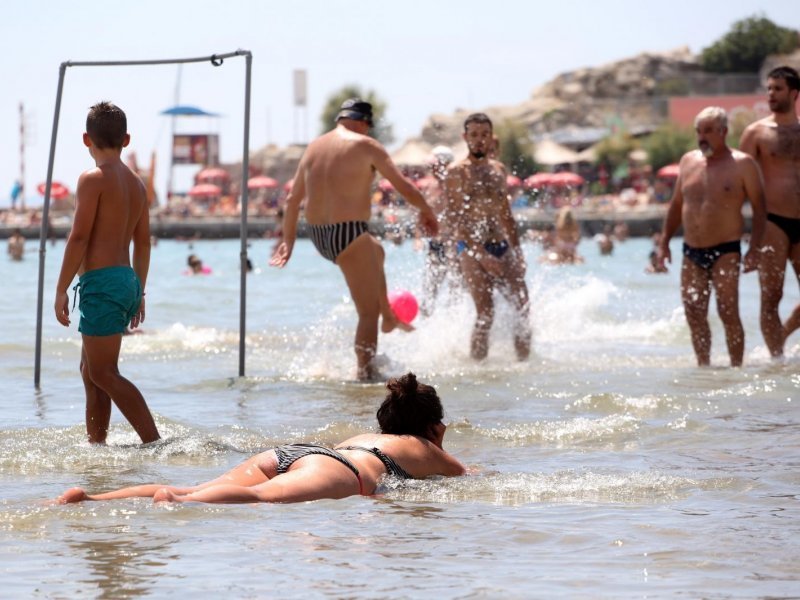 Turisti preplavili plaÅ¾u BaÄvice traÅ¾eÄi osvjeÅ¾enje