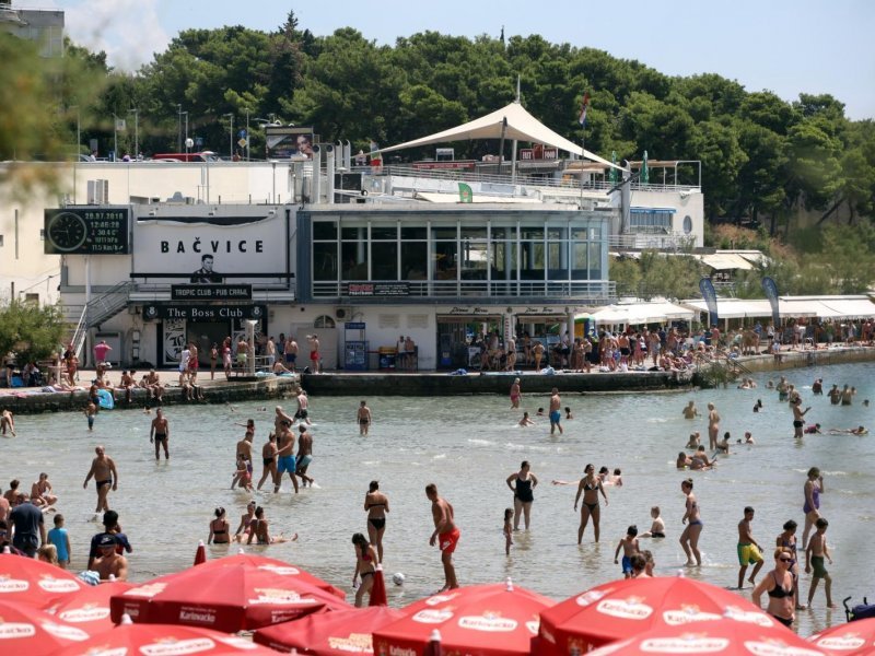 Turisti preplavili plaÅ¾u BaÄvice traÅ¾eÄi osvjeÅ¾enje