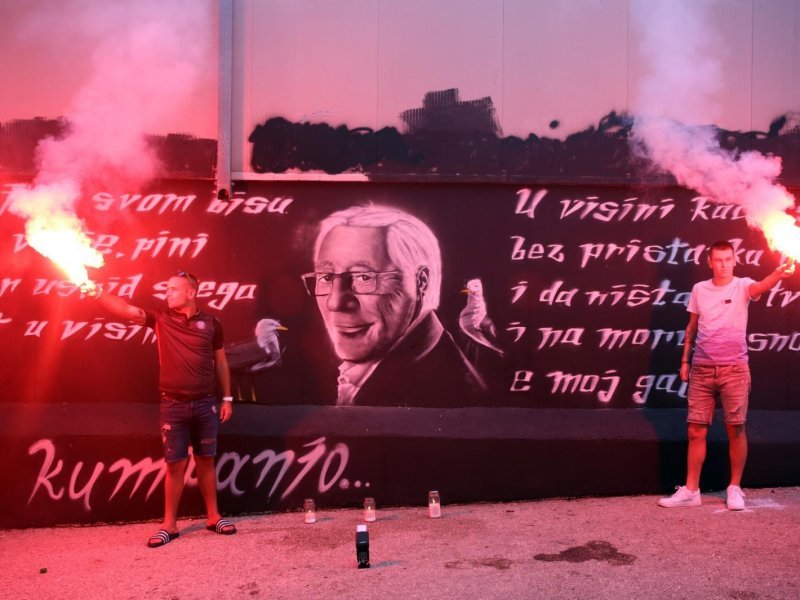 Trogir: Veliki mural posvećen Oliveru Dragojeviću predstavljen uz bakljadu