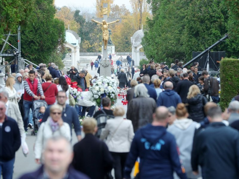 Građani obilaze posljednja počivališta najmilijih na groblju Mirogoj
